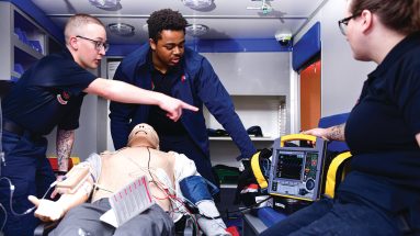 Former les ambulanciers sous pression : pourquoi la simulation ne doit pas devenir un test piège