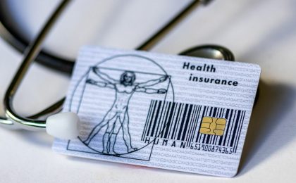 Carte de santé et stéthoscope, illustration d'un article sur les remboursements de santé