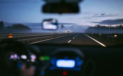 Route de nuit vue depuis un véhicule, illustration sur la fatigue au volant