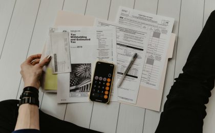 Documents et calculatrice, illustration d'un article sur l'économie du transport sanitaire