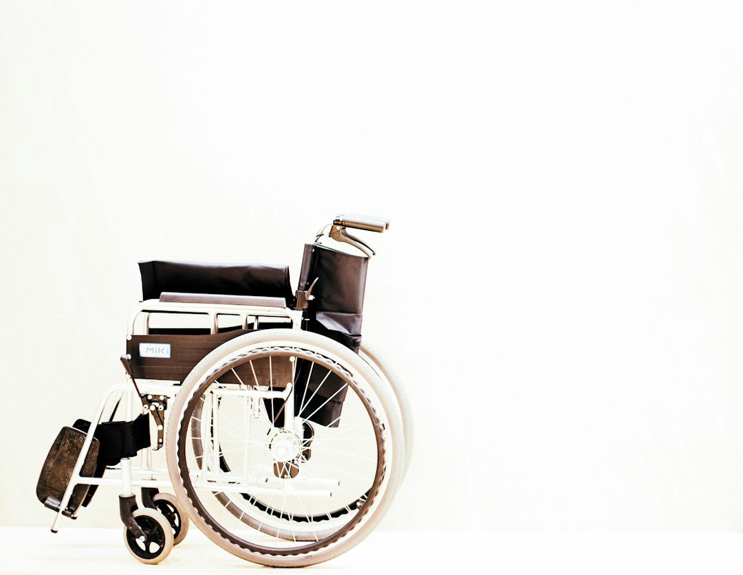 Fauteuil roulant illustrant le transport sanitaire des personnes à mobilité réduite