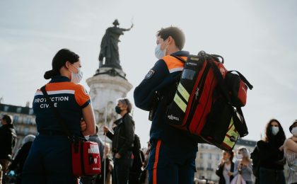 Professionnel des secours préhospitaliers portant du matériel d’intervention — illustration de la Journée nationale SAMU-SMUR-Urgences 2026. Photo : Mathurin NAPOLY / Unsplash.