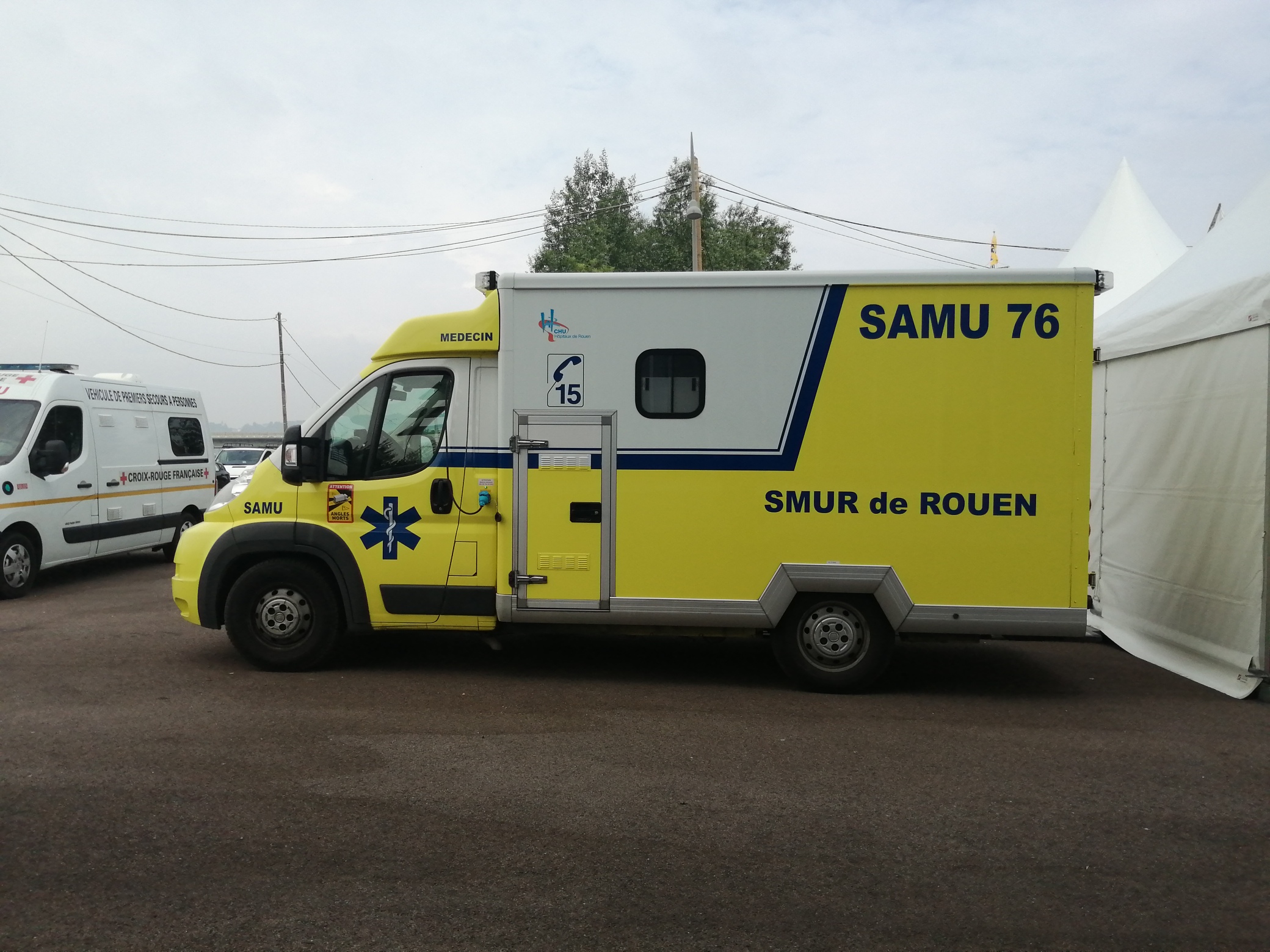 Ambulance du SAMU 76 et du SMUR de Rouen, vue de côté