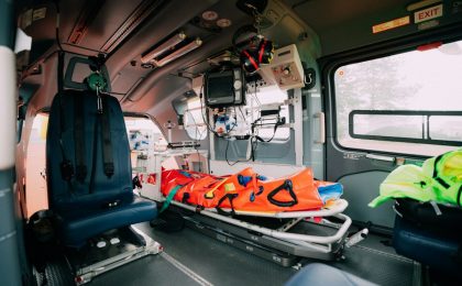 Ambulance et brancard illustrant la création du SMUR pédiatrique régional à La Réunion