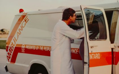 Ambulancier entrant dans une ambulance, illustration de la sécurité des soins préhospitaliers