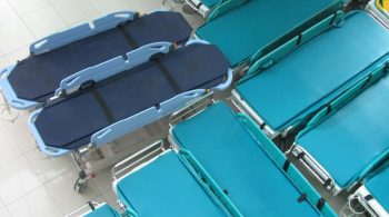 Brancard hospitalier illustrant le transfert sécurisé d’un patient et la prévention des efforts de manutention chez les ambulanciers