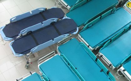 Brancard hospitalier illustrant le transfert sécurisé d’un patient et la prévention des efforts de manutention chez les ambulanciers