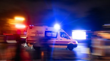 Ambulance de nuit illustrant la sécurité des équipages