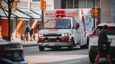 Ambulance circulant en ville, photographie d’illustration sans lien avec les Ambulances Julien