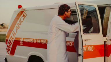 Un ambulancier auprès de son véhicule