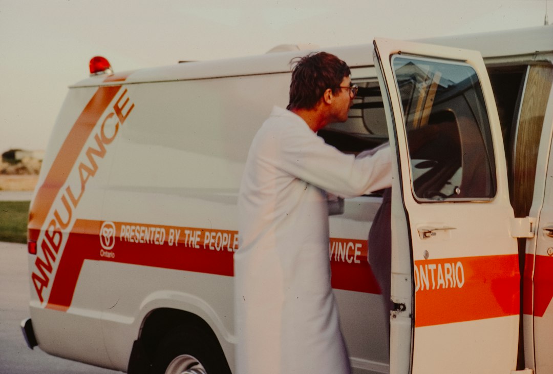 Ambulancier : simple chauffeur ou professionnel de santé ? Le débat, les compétences et la réalité du terrain