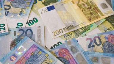 Billets de banque illustrant les salaires ambulanciers