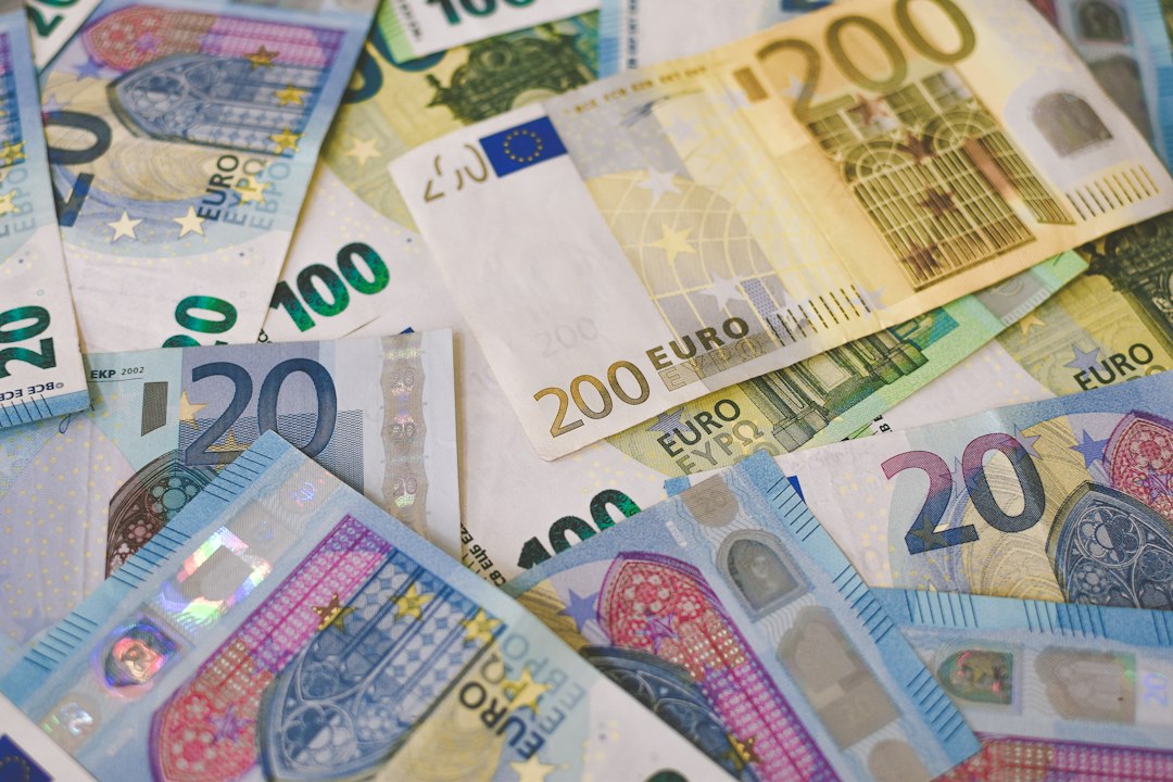Salaire ambulancier 2026 : pourquoi le métier reste-t-il si proche du SMIC ? Enquête, calculs et débat