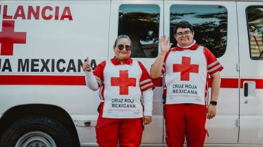 Deux secouristes illustrant la solidarité des équipes