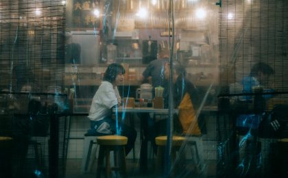 Personnes attablées lors d’un repas, contexte fréquent d’étouffement par obstruction des voies aériennes chez l’adulte