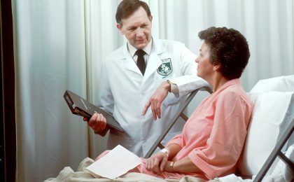 Professionnel de santé échangeant avec un patient lors de l’évaluation de la douleur