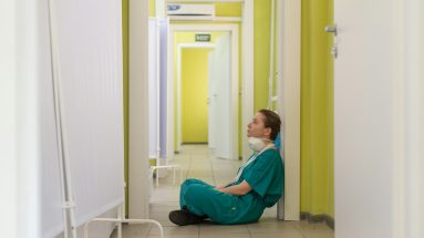 Professionnelle de santé illustrant la fatigue et le stress au travail