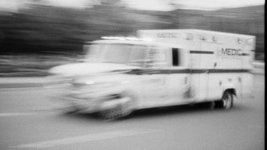 Véhicule de transport médical sur la route, illustration du transport sanitaire partagé